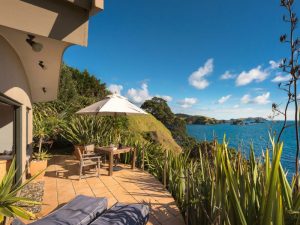 crab cove cottage with views over the bay of islands