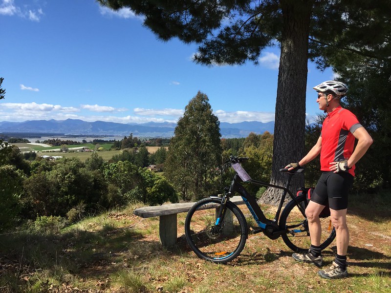 Cycling around the Moutere Hills with an e-bike in Tasman